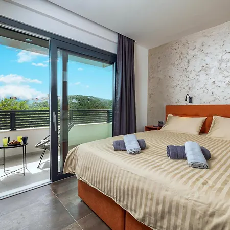 Villa Betelgeuse Supernova - Happy