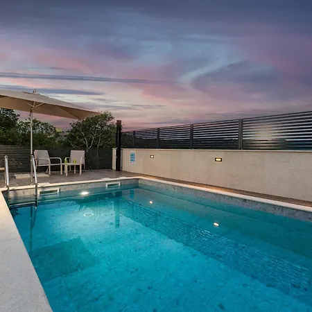Pool & Wellness Betelgeuse Supernova