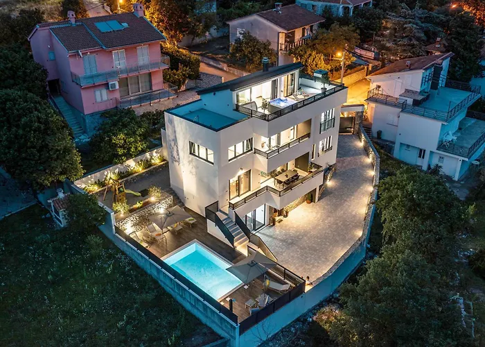 Betelgeuse Supernova - Happy Villa