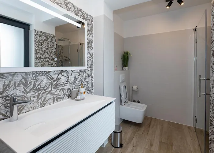 Betelgeuse Supernova - Happy Villa