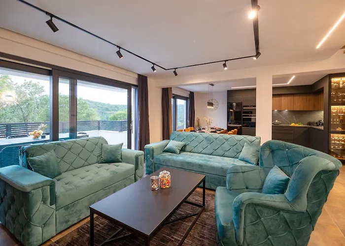 Betelgeuse Supernova - Happy Villa