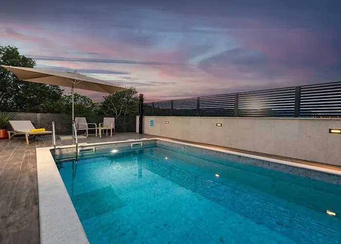 Villa Betelgeuse Supernova - Happy *