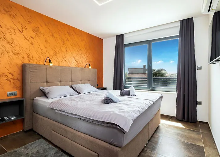 Betelgeuse Supernova - Happy * Novi Vinodolski